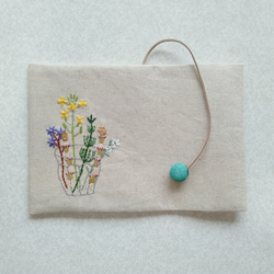 文庫本刺繍の布のブックカバー（コップに花） 2枚目の画像