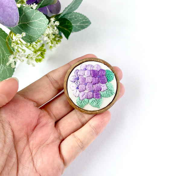 雨音の彩り　紫陽花の刺繍ブローチ 7枚目の画像