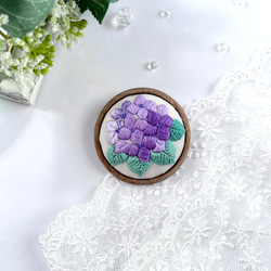 雨音の彩り　紫陽花の刺繍ブローチ 2枚目の画像