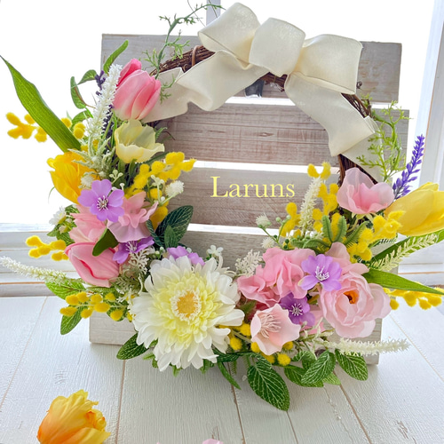 スプリングフラワーリース ガーベラとチューリップと紫の小花の