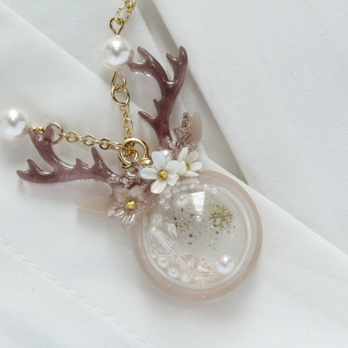 鹿と雪の結晶レジンネックレス レジン】鹿シャカシャカネックレス ネックレス・ペンダント Jo Wong