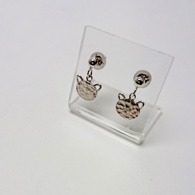 Silver925 槌目模様のネコピアス