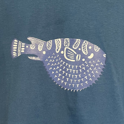 フグ柄　魚　メンズビッグTシャツ綿100% (男女兼用サイズ)ブルー【SS～3L】 3枚目の画像
