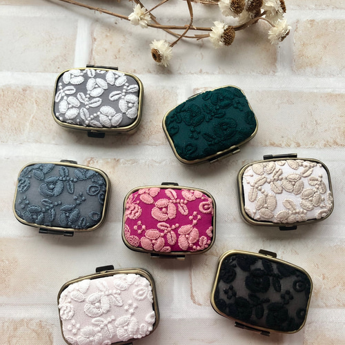 ピルケース (鏡付き) 〜ミナペルホネン 〜アクセサリーや薬などの