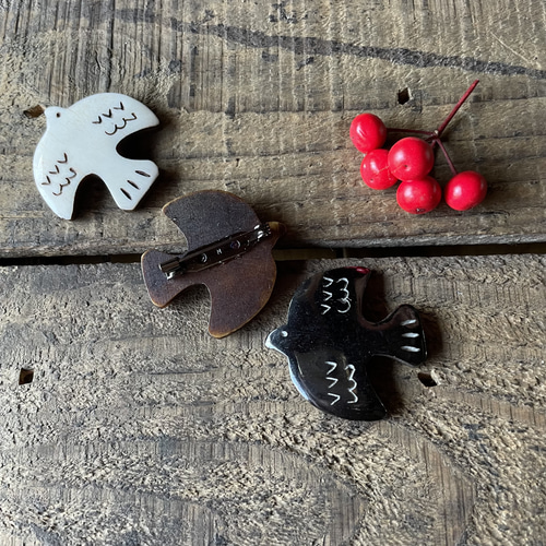 鳥 北欧 アニマル ブローチ 水牛骨 ボーン プレゼント ブローチ