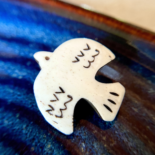 鳥 北欧 アニマル ブローチ 水牛骨 ボーン プレゼント ブローチ