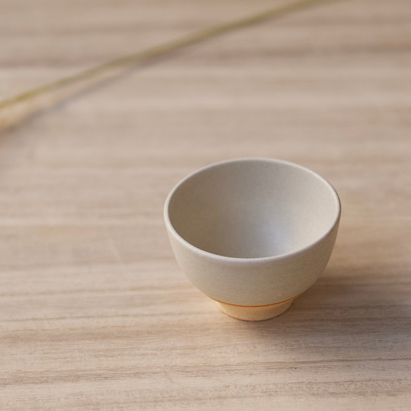 新茶器 小茶碗 SHIRO【信楽焼の小さな湯呑み】陶器 白 手触り良い シンプル 小振りなサイズの湯呑み 1枚目の画像
