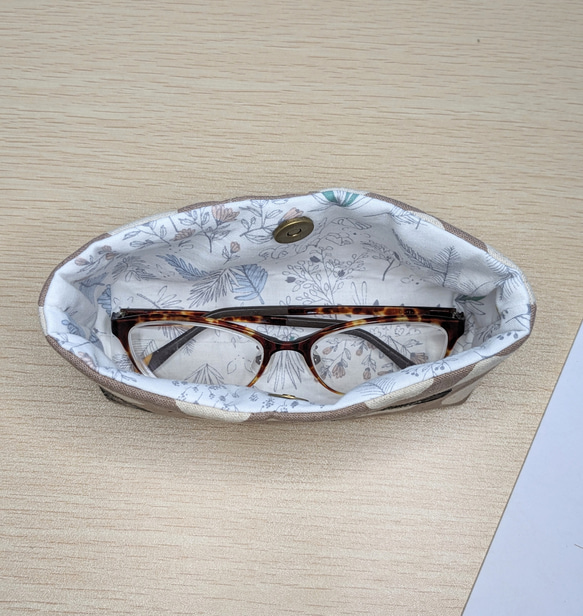 銀ぶちのメガネ猫がキュートなコットンリネンのメガネ（老眼鏡）ケース　（シナモンベージュ✕生成） 5枚目の画像