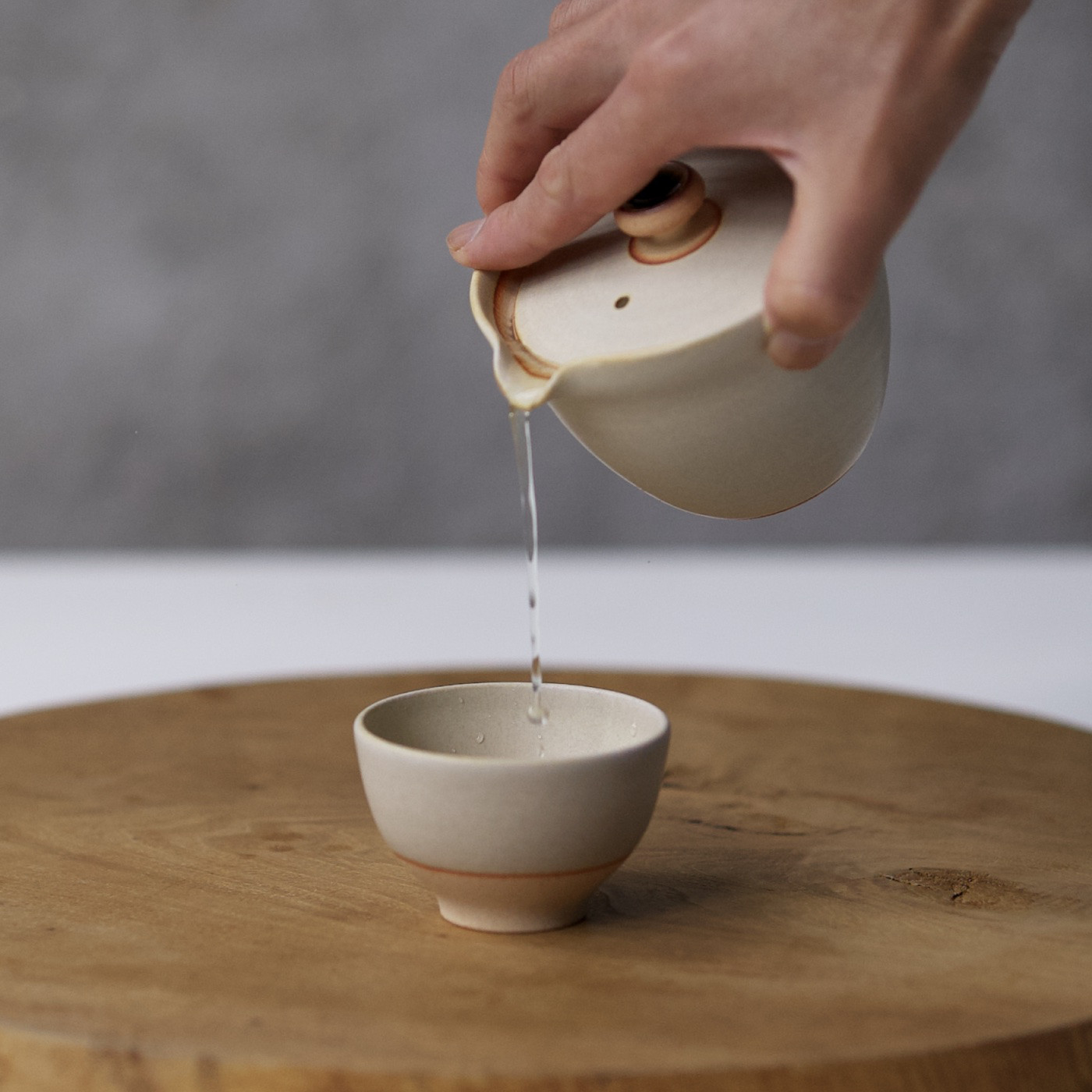 新茶器 急須ヒトリセット SHIRO【信楽焼の急須】小ぶりな急須と湯呑 ギフトセット 白 陶器 シンプル 宝瓶 衛生的