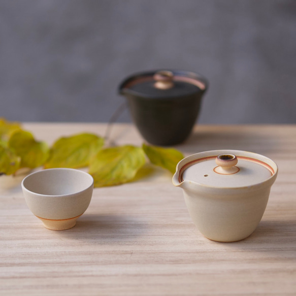 新茶器 急須ヒトリセット SHIRO【信楽焼の急須】小ぶりな急須と湯呑 ギフトセット 白 陶器 シンプル 宝瓶 衛生的 2枚目の画像