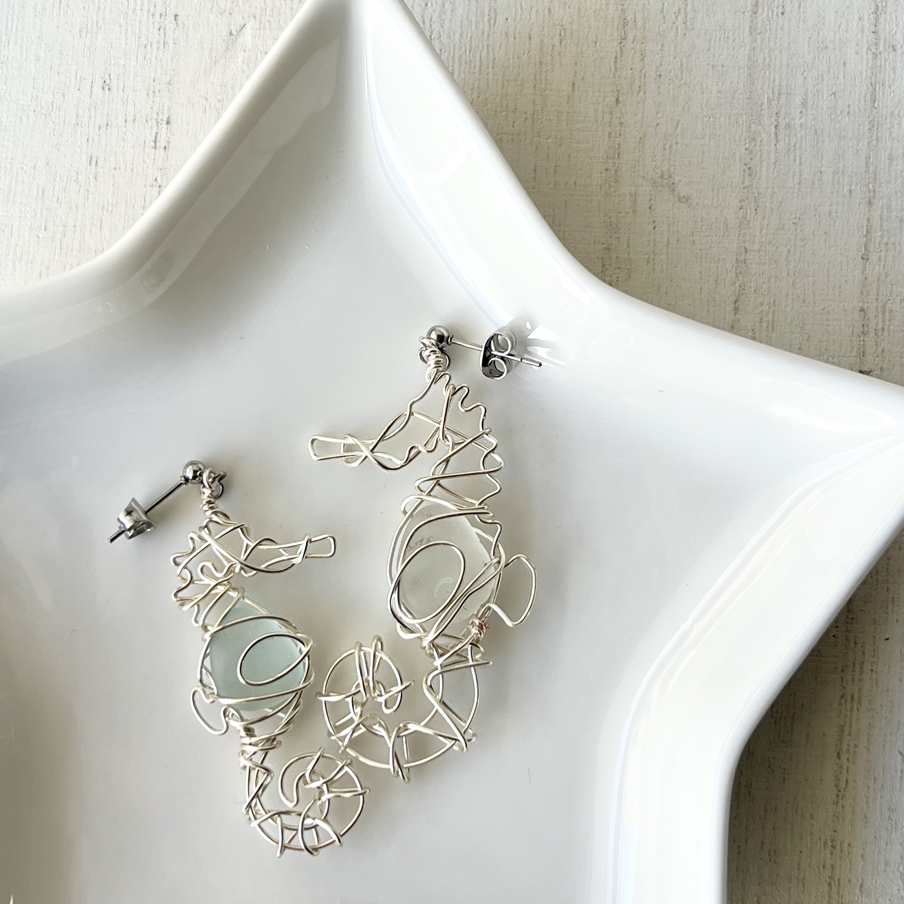 リラックスできる空色シーグラスのタツノオトシゴピアス  スカイブルー ホワイト シーグラス