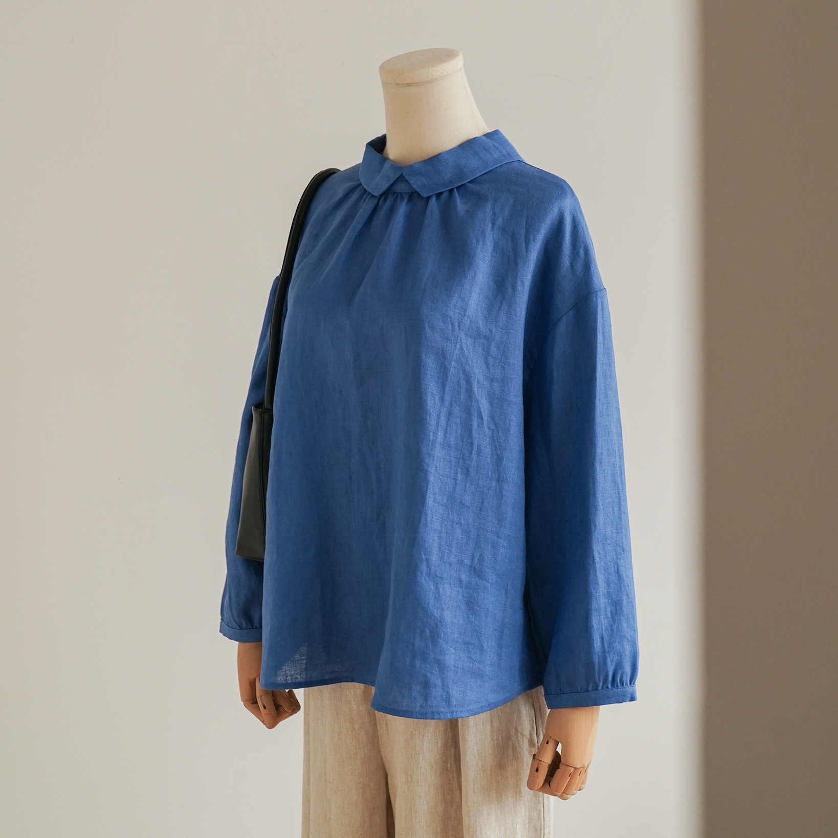 大人の抜け感と可愛さ叶えるリネン ブラウス　日除けにも活躍可能　リネン100％　爽やかな青色　230503-2