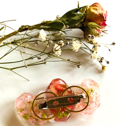 バラとカーネンションのレジンブローチ 4枚目の画像