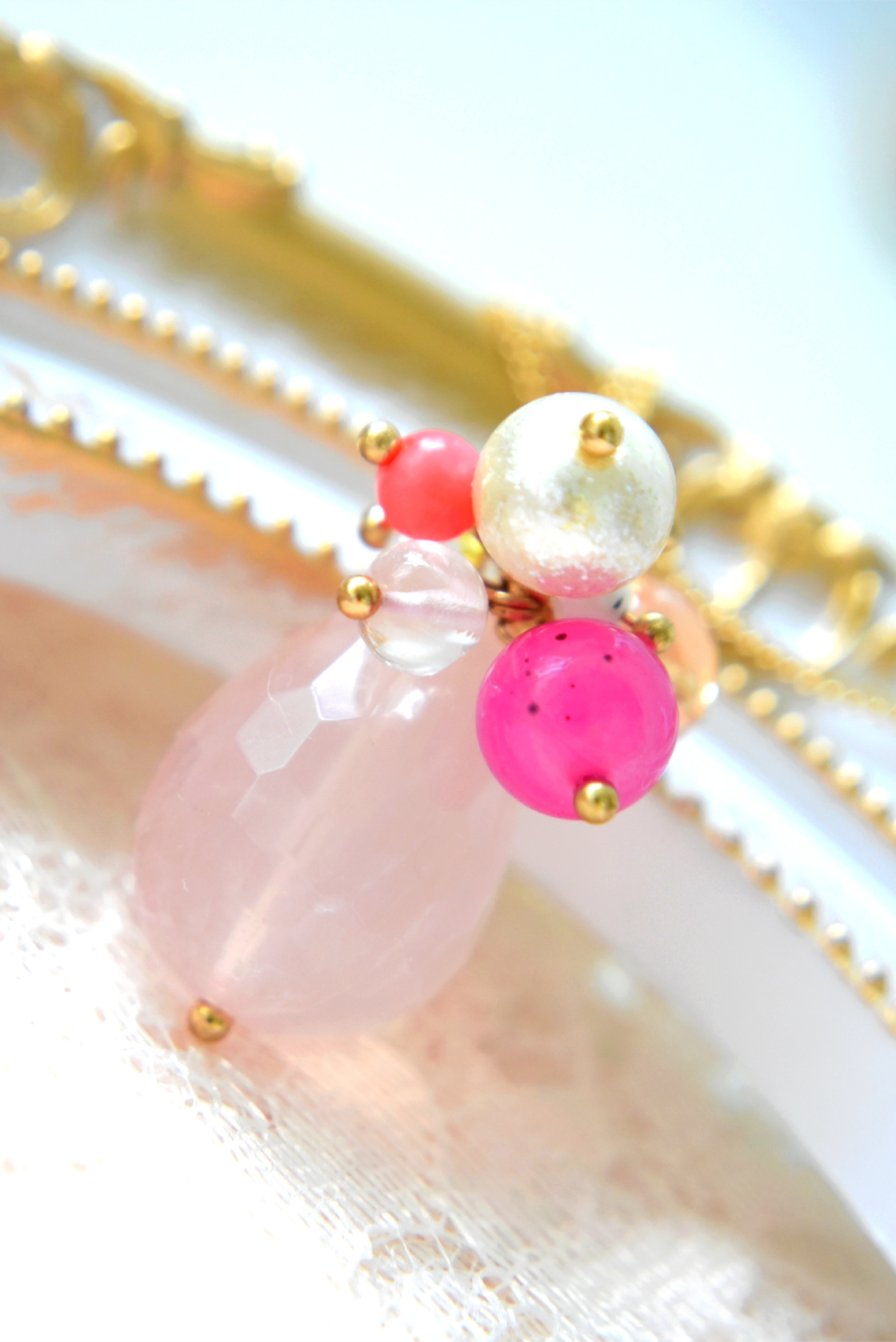 ローズクォーツと天然石の華やかに春めくペンダント