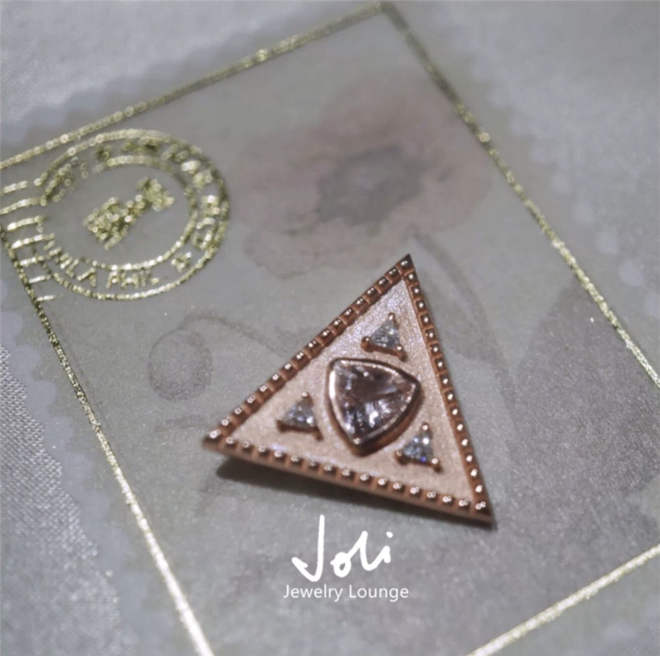 【ナブラ】ピラミッド 天然モルガナイト キラキラ ネックレス レトロ 三角 エジプト ピンク クール アート