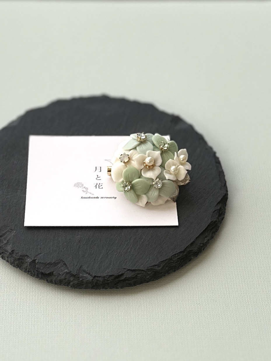 紫陽花のブローチ 母の日 樹脂粘土アクセサリー