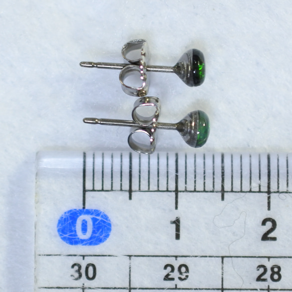(1 件) 黑蛋白石耳環（4 毫米，鈦柱） 第5張的照片