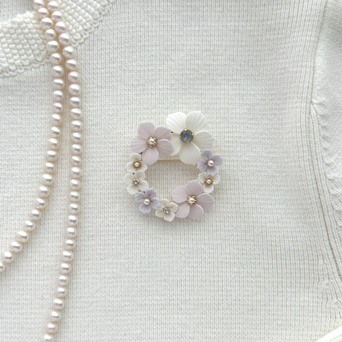 フラワーリースのブローチ 母の日 樹脂粘土アクセサリー ブローチ 月と