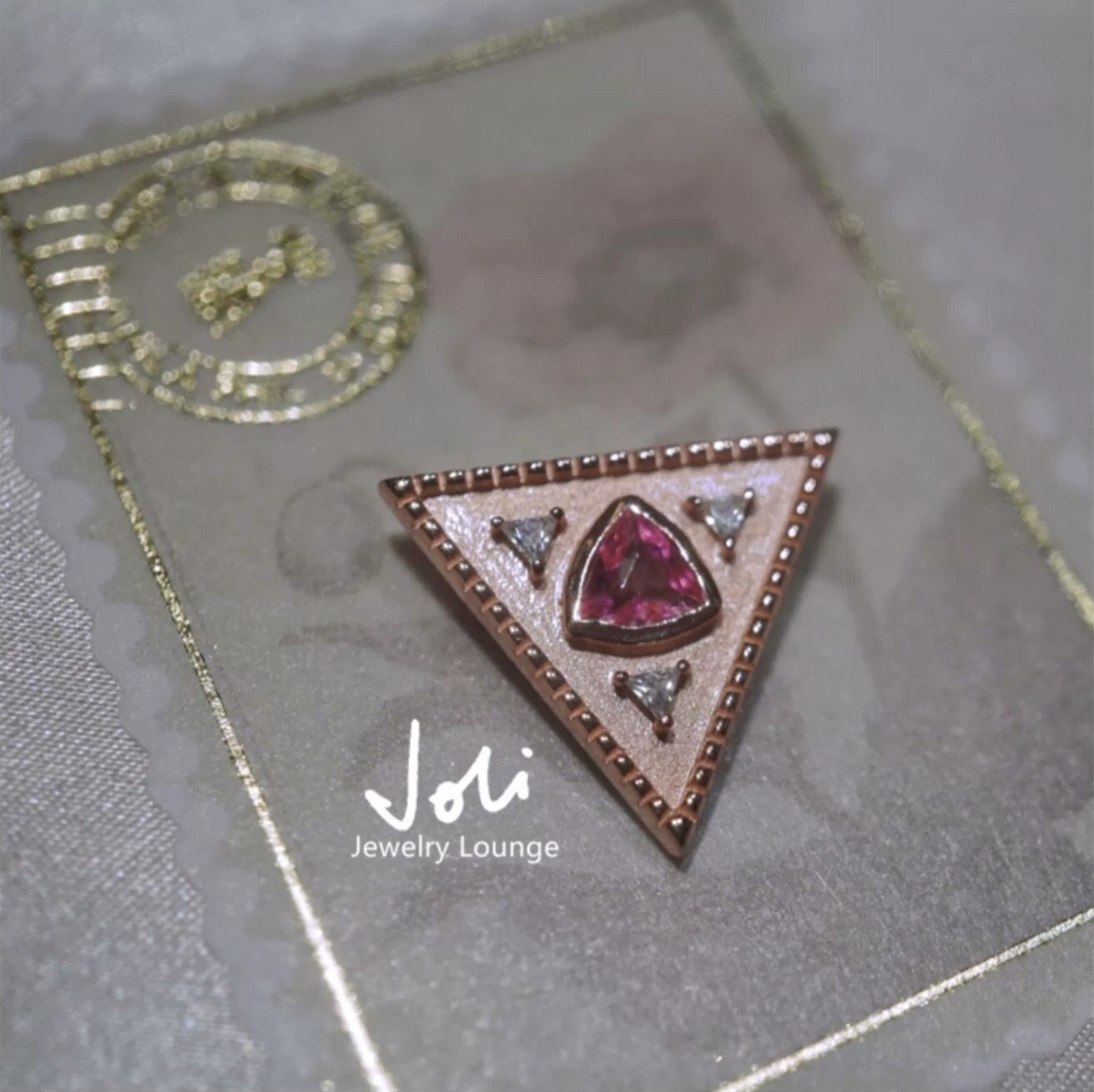 【ナブラ】ピラミッド 天然ピンクトルマリン キラキラ ネックレス レトロ 三角 エジプト クール アート