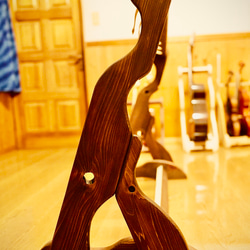 【24時間以内に発送】手作り木工　木製ギタースタンド （オイルステイン仕上げ） ７本掛け 転倒防止ベルト付き 9枚目の画像