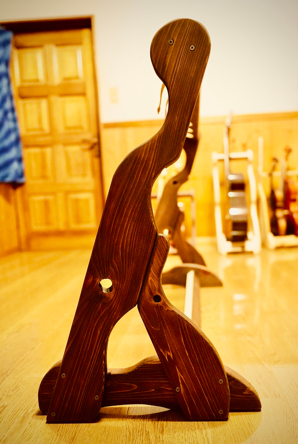 【24時間以内に発送】手作り木工　木製ギタースタンド （オイルステイン仕上げ） ７本掛け 転倒防止ベルト付き 9枚目の画像