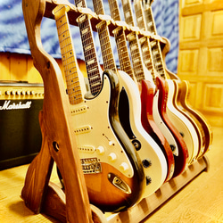 【24時間以内に発送】手作り木工　木製ギタースタンド （オイルステイン仕上げ） ７本掛け 転倒防止ベルト付き 1枚目の画像