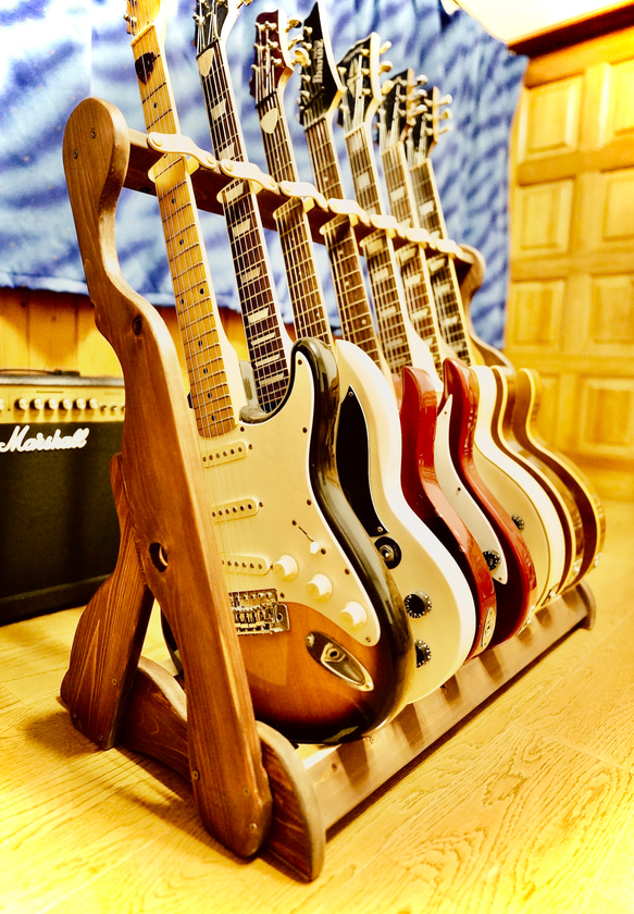 【24時間以内に発送】手作り木工　木製ギタースタンド （オイルステイン仕上げ） ７本掛け 転倒防止ベルト付き 1枚目の画像