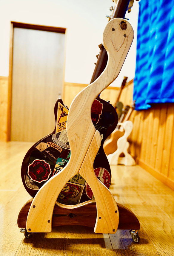【24時間以内に発送】手作り木工　ギタースタンド （ニス仕上げ）キャスター、転倒防止ベルト 7枚目の画像