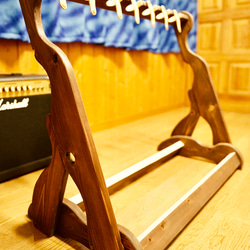 【24時間以内に発送】手作り木工　木製ギタースタンド （オイルステイン仕上げ） ７本掛け 転倒防止ベルト付き 13枚目の画像