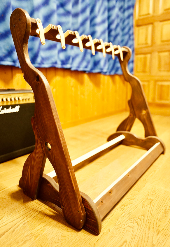 【24時間以内に発送】手作り木工　木製ギタースタンド （オイルステイン仕上げ） ７本掛け 転倒防止ベルト付き 13枚目の画像