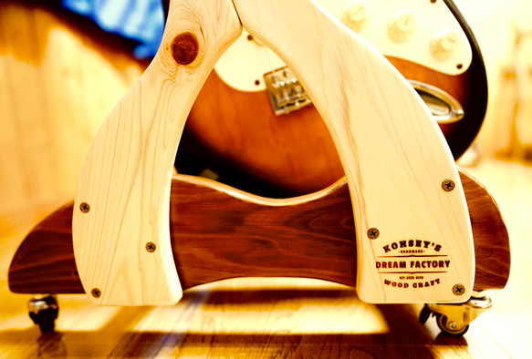 【24時間以内に発送】手作り木工　ギタースタンド （ニス仕上げ）キャスター、転倒防止ベルト 4枚目の画像