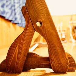 【24時間以内に発送】手作り木工　木製ギタースタンド （オイルステイン仕上げ） ７本掛け 転倒防止ベルト付き 6枚目の画像