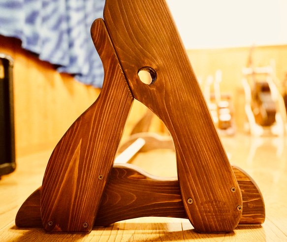 【24時間以内に発送】手作り木工　木製ギタースタンド （オイルステイン仕上げ） ７本掛け 転倒防止ベルト付き 6枚目の画像