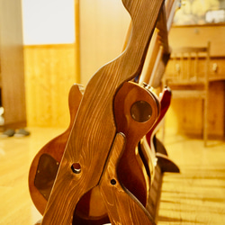 【24時間以内に発送】手作り木工　木製ギタースタンド （オイルステイン仕上げ） ７本掛け 転倒防止ベルト付き 4枚目の画像