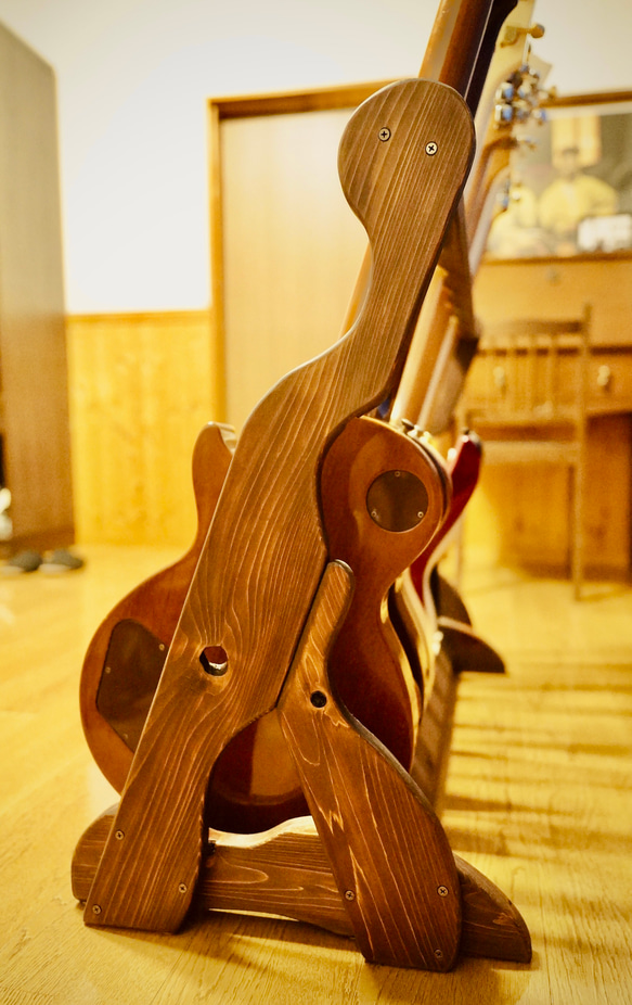 【24時間以内に発送】手作り木工　木製ギタースタンド （オイルステイン仕上げ） ７本掛け 転倒防止ベルト付き 4枚目の画像