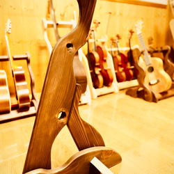 【24時間以内に発送】手作り木工　木製ギタースタンド （オイルステイン仕上げ） ７本掛け 転倒防止ベルト付き 10枚目の画像