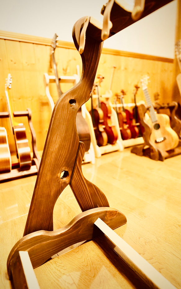 【24時間以内に発送】手作り木工　木製ギタースタンド （オイルステイン仕上げ） ７本掛け 転倒防止ベルト付き 10枚目の画像