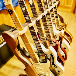 【24時間以内に発送】手作り木工　木製ギタースタンド （オイルステイン仕上げ） ７本掛け 転倒防止ベルト付き 2枚目の画像