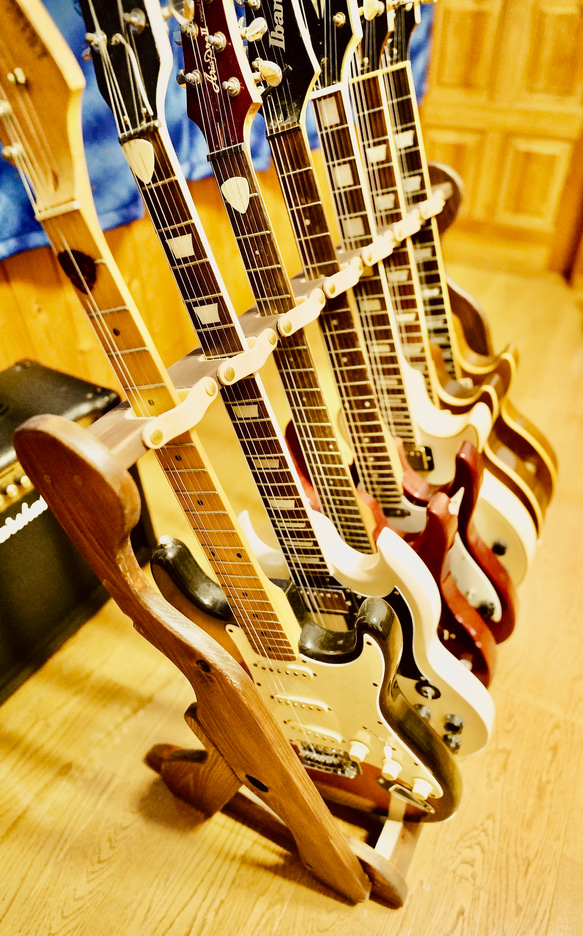 【24時間以内に発送】手作り木工　木製ギタースタンド （オイルステイン仕上げ） ７本掛け 転倒防止ベルト付き 2枚目の画像