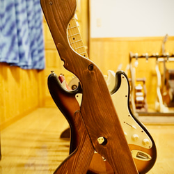 【24時間以内に発送】手作り木工　木製ギタースタンド （オイルステイン仕上げ） ７本掛け 転倒防止ベルト付き 5枚目の画像