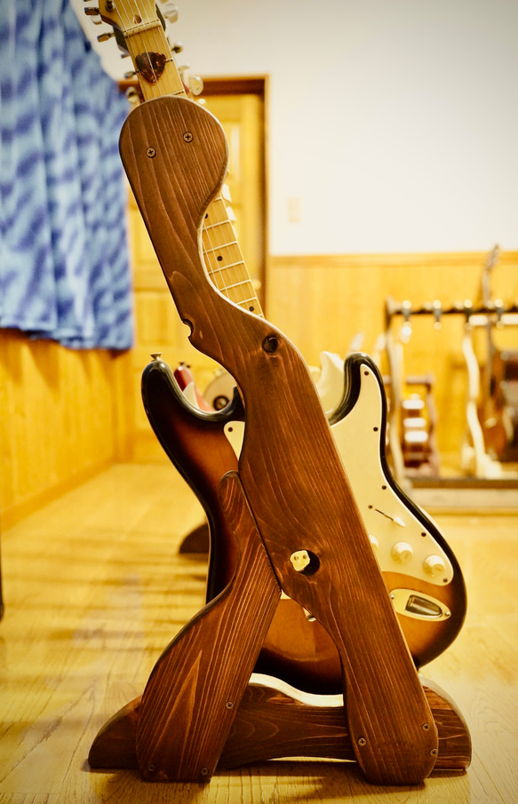 【24時間以内に発送】手作り木工　木製ギタースタンド （オイルステイン仕上げ） ７本掛け 転倒防止ベルト付き 5枚目の画像