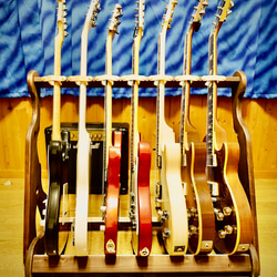 【24時間以内に発送】手作り木工　木製ギタースタンド （オイルステイン仕上げ） ７本掛け 転倒防止ベルト付き 3枚目の画像