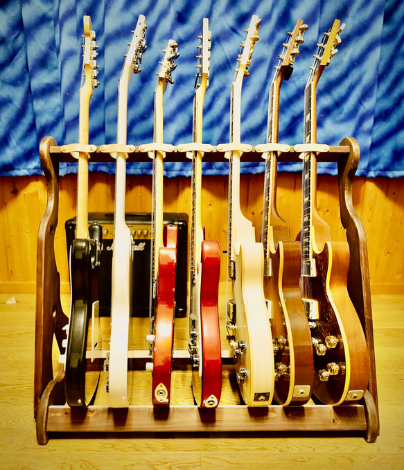 【24時間以内に発送】手作り木工　木製ギタースタンド （オイルステイン仕上げ） ７本掛け 転倒防止ベルト付き 3枚目の画像