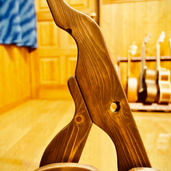 【24時間以内に発送】手作り木工　木製ギタースタンド （オイルステイン仕上げ） ７本掛け 転倒防止ベルト付き 7枚目の画像