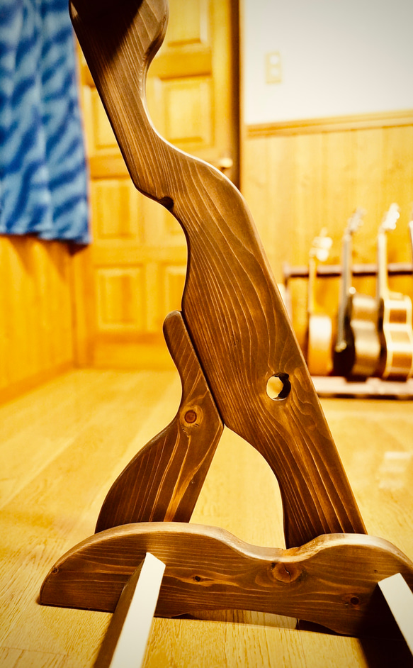 【24時間以内に発送】手作り木工　木製ギタースタンド （オイルステイン仕上げ） ７本掛け 転倒防止ベルト付き 7枚目の画像