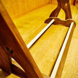 【24時間以内に発送】手作り木工　木製ギタースタンド （オイルステイン仕上げ） ７本掛け 転倒防止ベルト付き 11枚目の画像