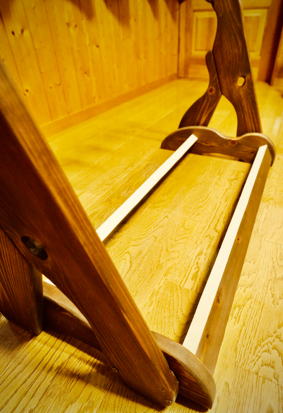 【24時間以内に発送】手作り木工　木製ギタースタンド （オイルステイン仕上げ） ７本掛け 転倒防止ベルト付き 11枚目の画像