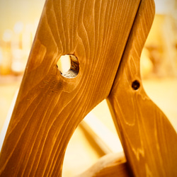 【24時間以内に発送】手作り木工　木製ギタースタンド （オイルステイン仕上げ） ７本掛け 転倒防止ベルト付き 8枚目の画像