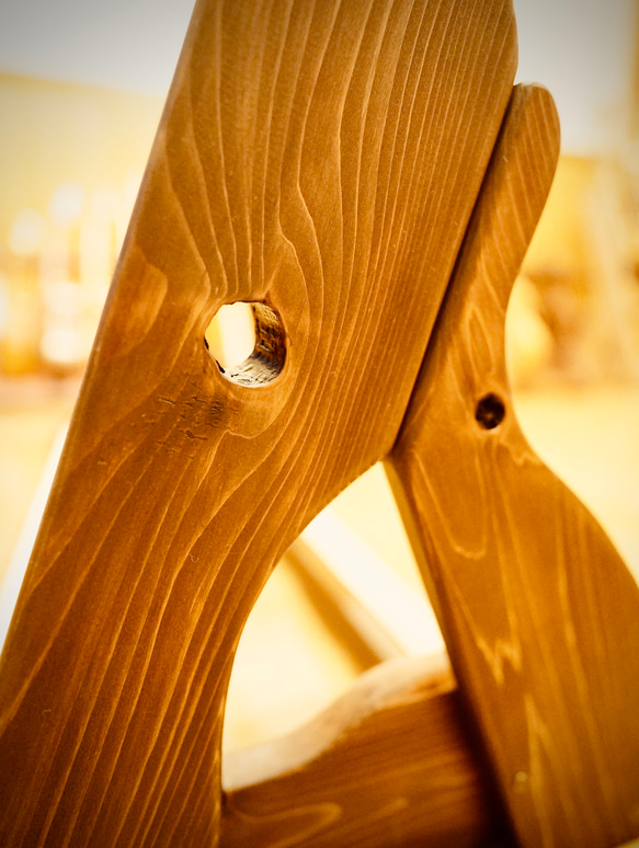 【24時間以内に発送】手作り木工　木製ギタースタンド （オイルステイン仕上げ） ７本掛け 転倒防止ベルト付き 8枚目の画像