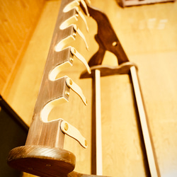 【24時間以内に発送】手作り木工　木製ギタースタンド （オイルステイン仕上げ） ７本掛け 転倒防止ベルト付き 12枚目の画像